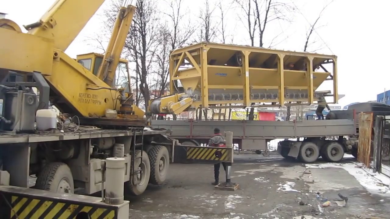 Работа кран 50 тонн - погрузка устройства подачи щебня - YouTube
