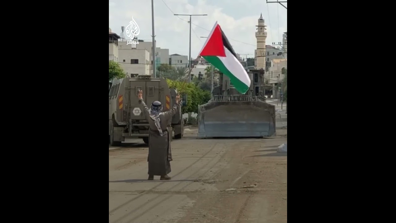 بالعَلم وعلامة النصر.. فلسطيني يتحدى جرافات الاحتلال في طولكرم