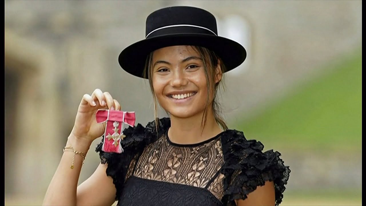 Emma Raducanu: Tennis star receives MBE at Windsor Castle (UK)
