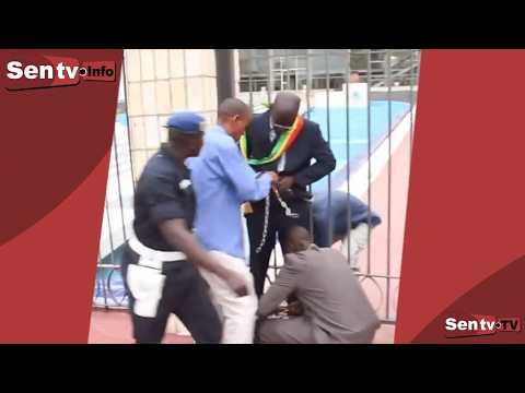Urgent : Un citoyen sénégalais s'attache aux grilles de l'Assemblée en signe de protestation