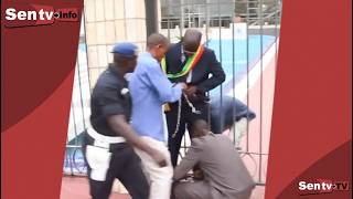 Urgent : Un citoyen sénégalais s'attache aux grilles de l'Assemblée en signe de protestation