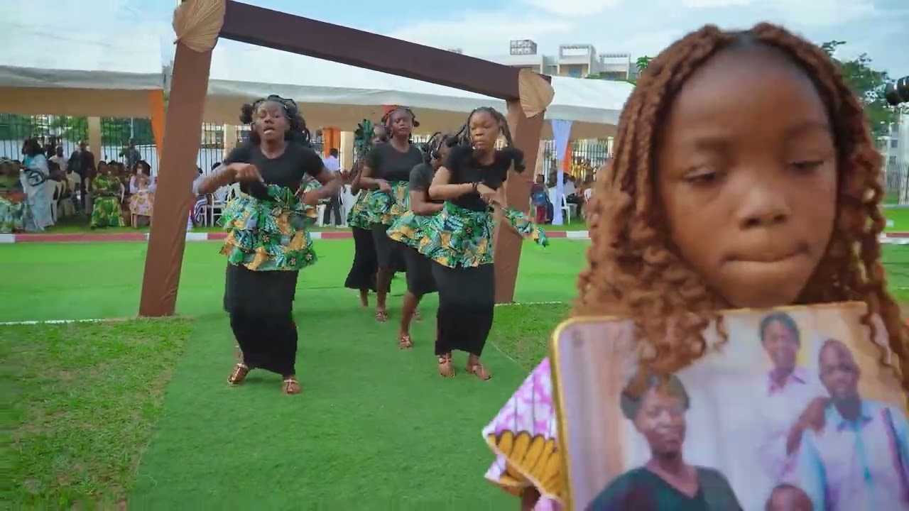 ENTREE DES FILLES D'HONNEURS