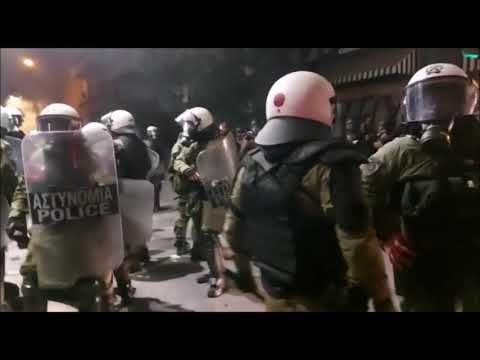Εξάρχεια: ΜΑΤατζήδες ποδοπατάνε με μανία πεσμένο διαδηλωτή