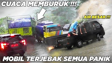 Cuaca Memburuk Dan Air Besar, Mobil Terjebak Bikin Semua Panik di Sitinjau Lauik