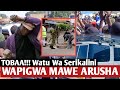 GUMZO WATU WA SERIKALI WAPIGWA MAWE NA KUFUKUZWA KAMA MBWA NA RAIA WENYE HASIRA KALI KWENYE VURUGU GUMZO WATU WA SERIKALI WAPIGWA MAWE NA KUFUKUZWA KAMA MBWA NA RAIA WENYE HASIRA KALI KWENYE VURUGU