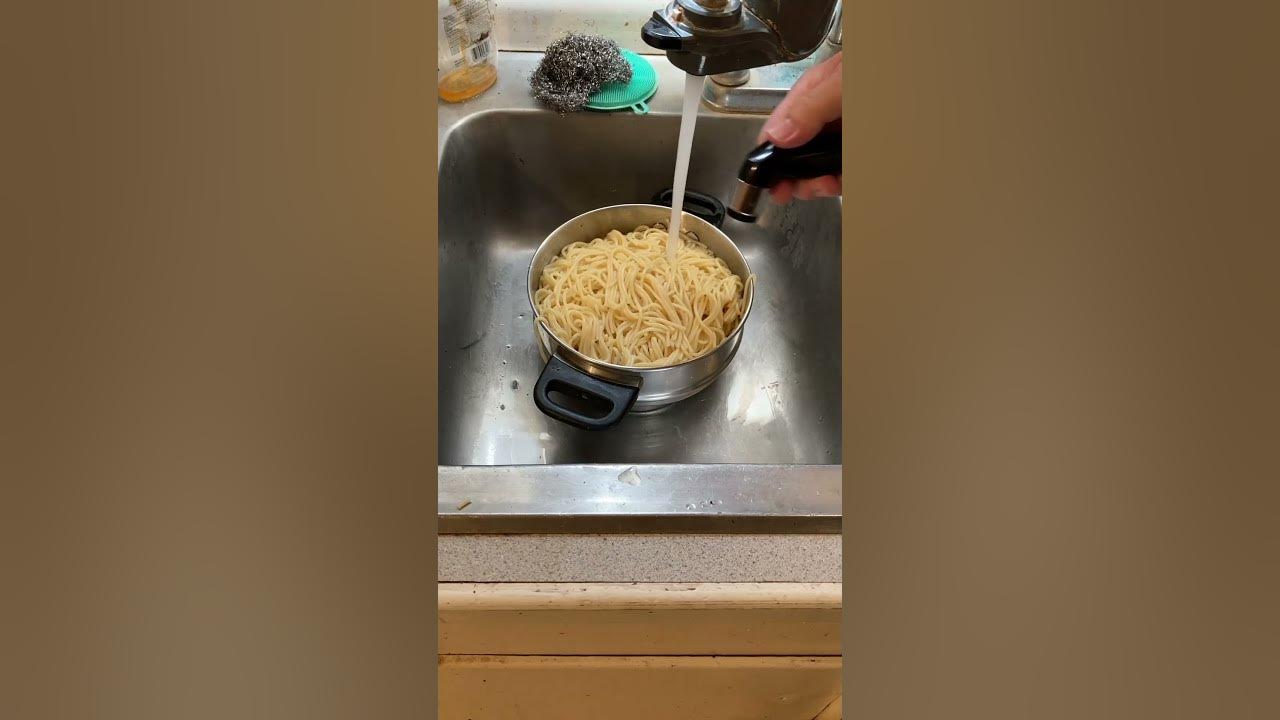 Draining noodles the easy way! YouTube