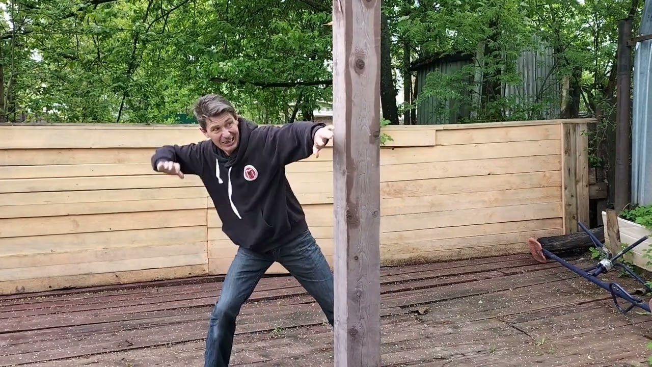 Разбиваю кирпичи. Если вы мастер каратэ, то должны быть способны своим ударом расколоть кирпич.