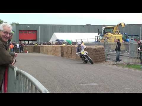 Video: Die 2012 Spaanse Supermotard-kampioenskap begin in Villena met manjifieke tweestryde