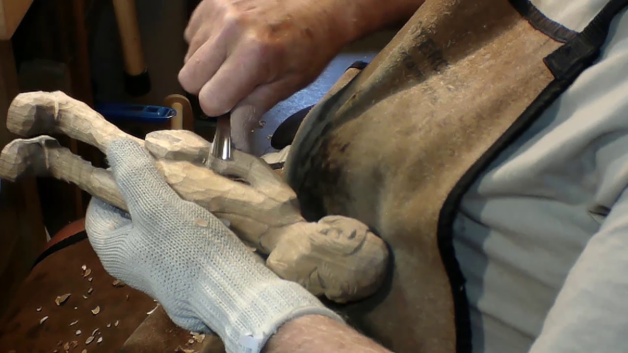 Как вырезать из дерева морщины и складки на карикатурной фигурке.