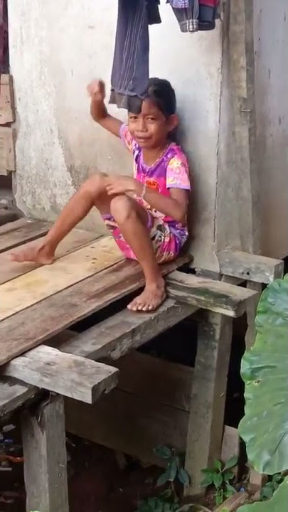 Anak yang menangis karena di marahin sama ibu nya