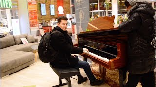 Spontaneous Piano Medley at a Furniture Store – THOMAS KRÜGER chords