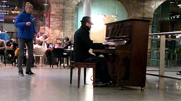 Mad world (piano) in St Pancras International Station in London