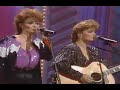 The Judds sing Love is Alive (1985) feat. Wynonna Judd & Naomi Judd with Orchestra!