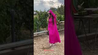 Азарина танцует акушинский танец на камнях