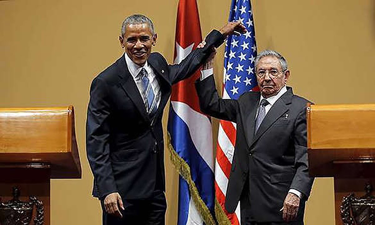 Почему Обаме обломилось похлопать по плечу Рауля Кастро В.Пякин - YouTube.