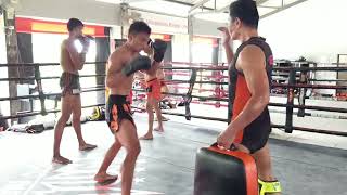 Sitthichai Sitsongpeenong working on low kicks