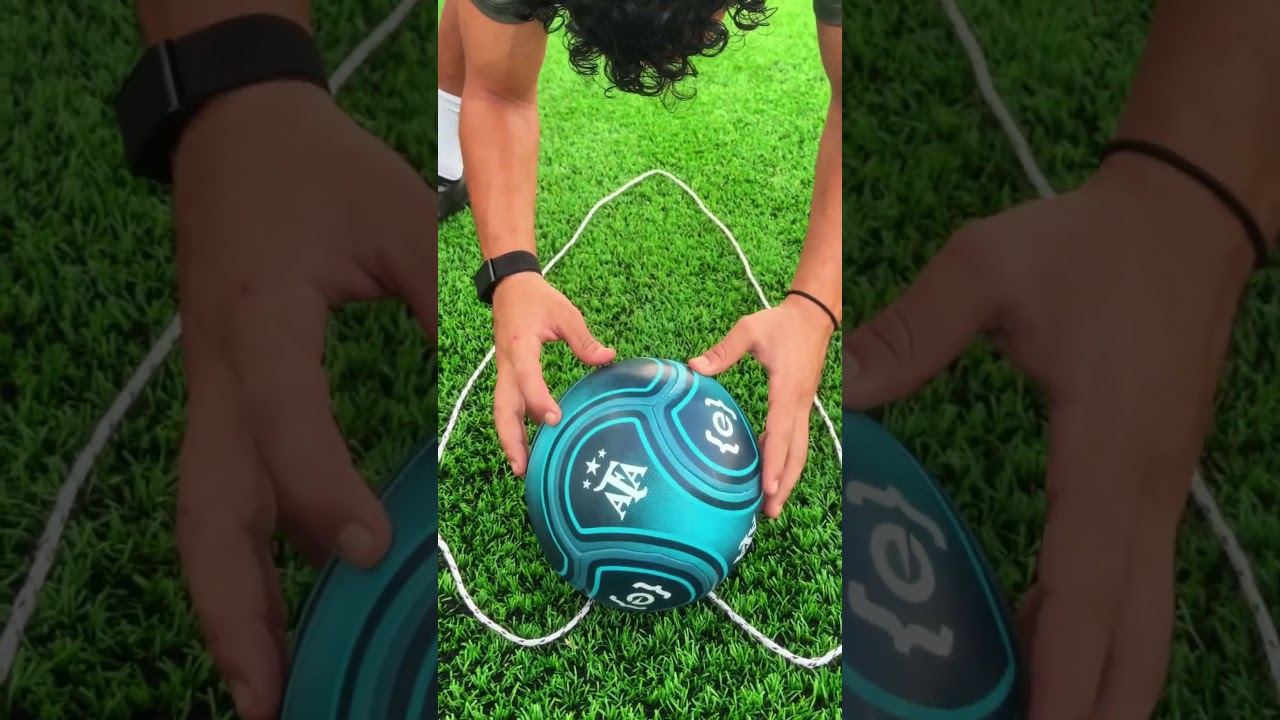 حل عبقرى للكورة لما ما تلاقيش لها مكان في الشنطة! 🎒⚽️تدي الفكرة كام من 10؟#shorts