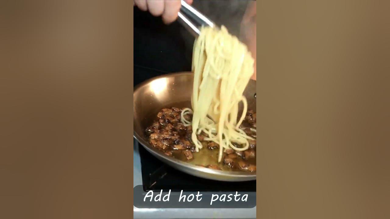 REAL Spaghetti Carbonara #shorts #pasta #antoniocarluccio