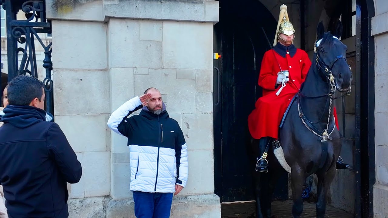 He Wanted to Show Respect… So He Saluted the Guard 🇬🇧