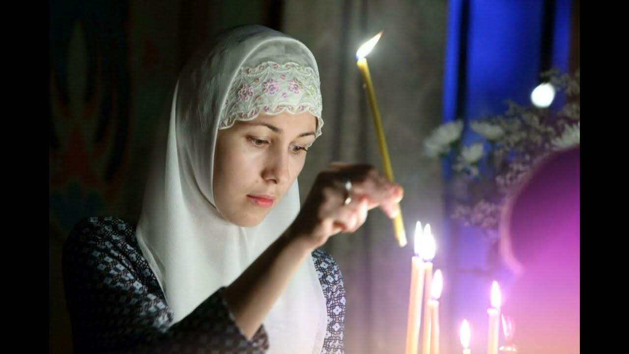 Православная девушка в храме. Православная девушка в храме. Православные девушки. Православный храм. Православный храм.