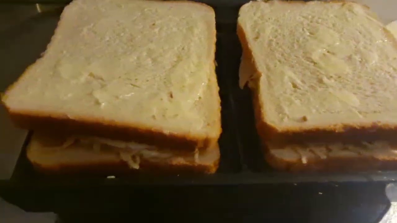 গরম গরম  sandwich এই ভাবেই বানিয়ে নিতে পারেন সকাল আর বিকেলের জটপট নাস্তা!