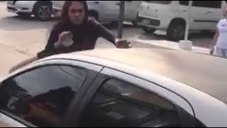 mulher revoltada quebra o carro do marido
