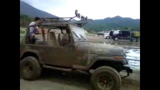 JEEP EN LODO