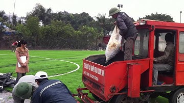 Trải hạt cao su cho Sân bóng cỏ nhân tạo - Công ty DVN Việt Nam