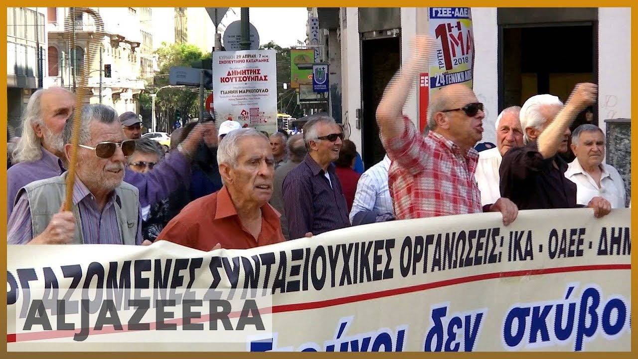 🇬🇷 يونانيون يحتجون على تخفيضات مقترحة في المعاشات التقاعدية | الجزيرة الإنجليزية