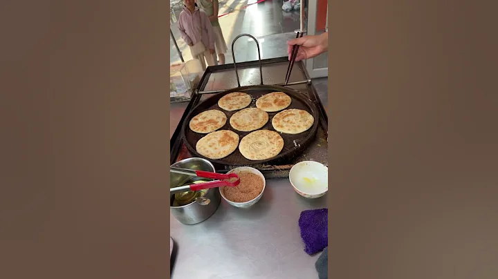 The process of making egg - filled pancakes and making money from selling them