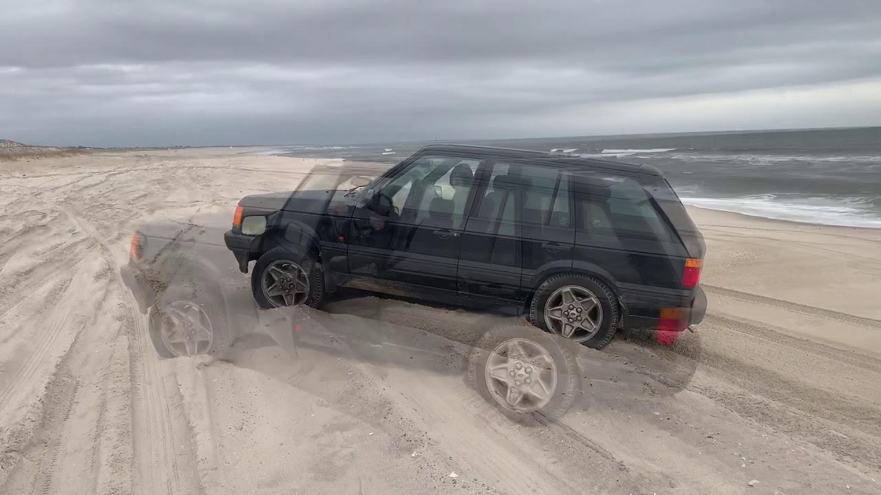 RANGE ROVER P38 GETS STUCK ON THE BEACH!! ALSO PULLS OUT A STUCK DISCO