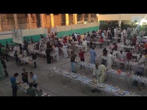 مأدبه طعام يقيمها فندق علم دار السياحي في كربلاء المقدسة