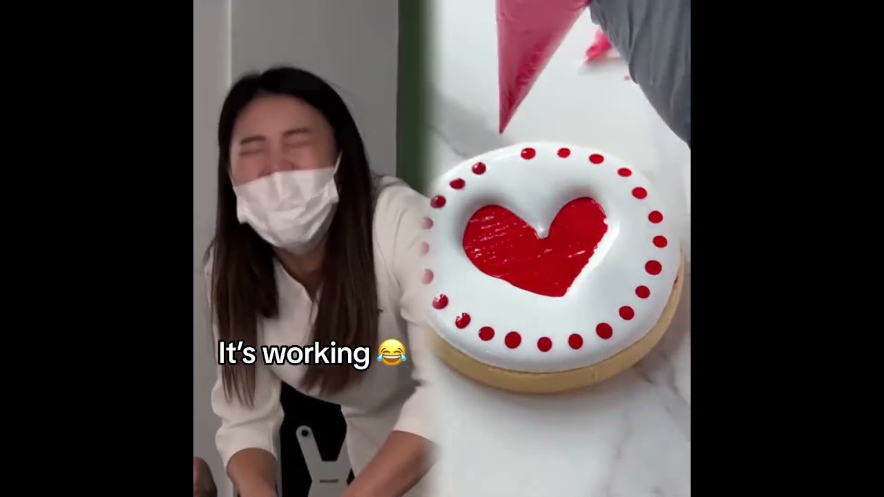 Почему она здесь? 🤯🫣 