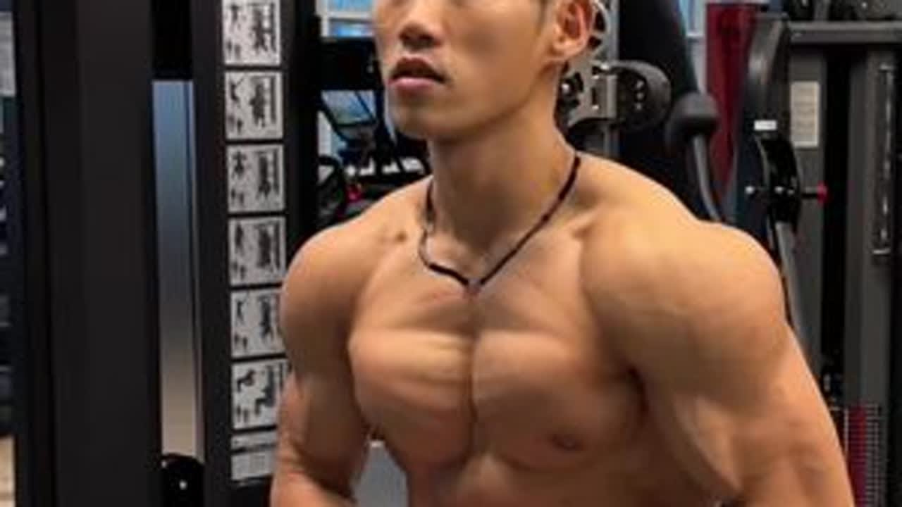 增肌期训练胸部肩后束 这一套训练大家可以拿去参考，非常期待大家练完以后评论区的照片，我反正是超级爆炸，都被说科技了哈哈哈哈 另一个科技@宋昱欣Hitomi 自然@崽崽阿