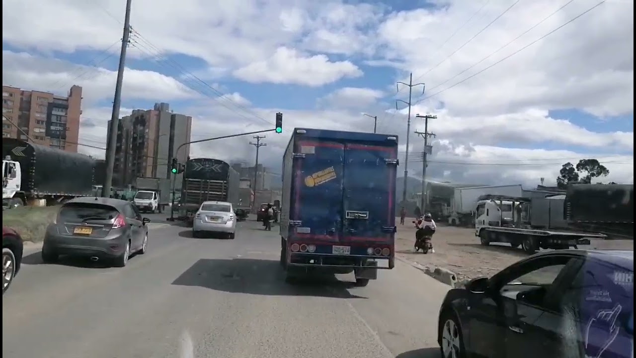 motociclista 🏍️ abre vía a ambulancia en emergencia de compañero motero. 🚑🦅