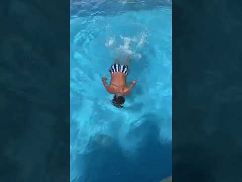 Kaique sabe nadar na piscina funda