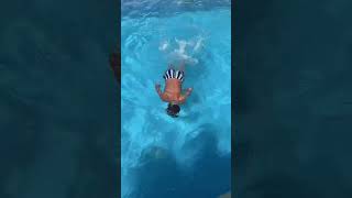 Kaique sabe nadar na piscina funda