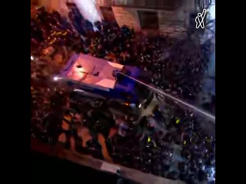 ხელისუფლებამ მოქალაქეების წინააღმდეგ წყლის ჭავლის გამოყენება დაიწყო