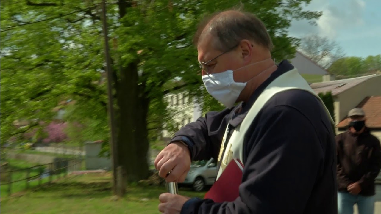 Žehnání památníku obětí náletu v Lomnici 3.5.2020