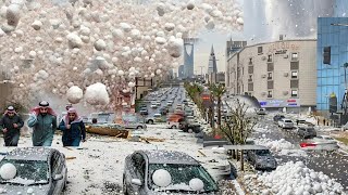 'سماء السعودية تشهد تساقط كرات جليدية ضخمة بحجم مرعب!'