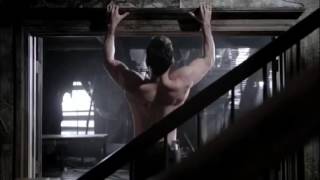 [1x05] Derek shirtless + Kate hunts him down (part 1) - Teen Wolf