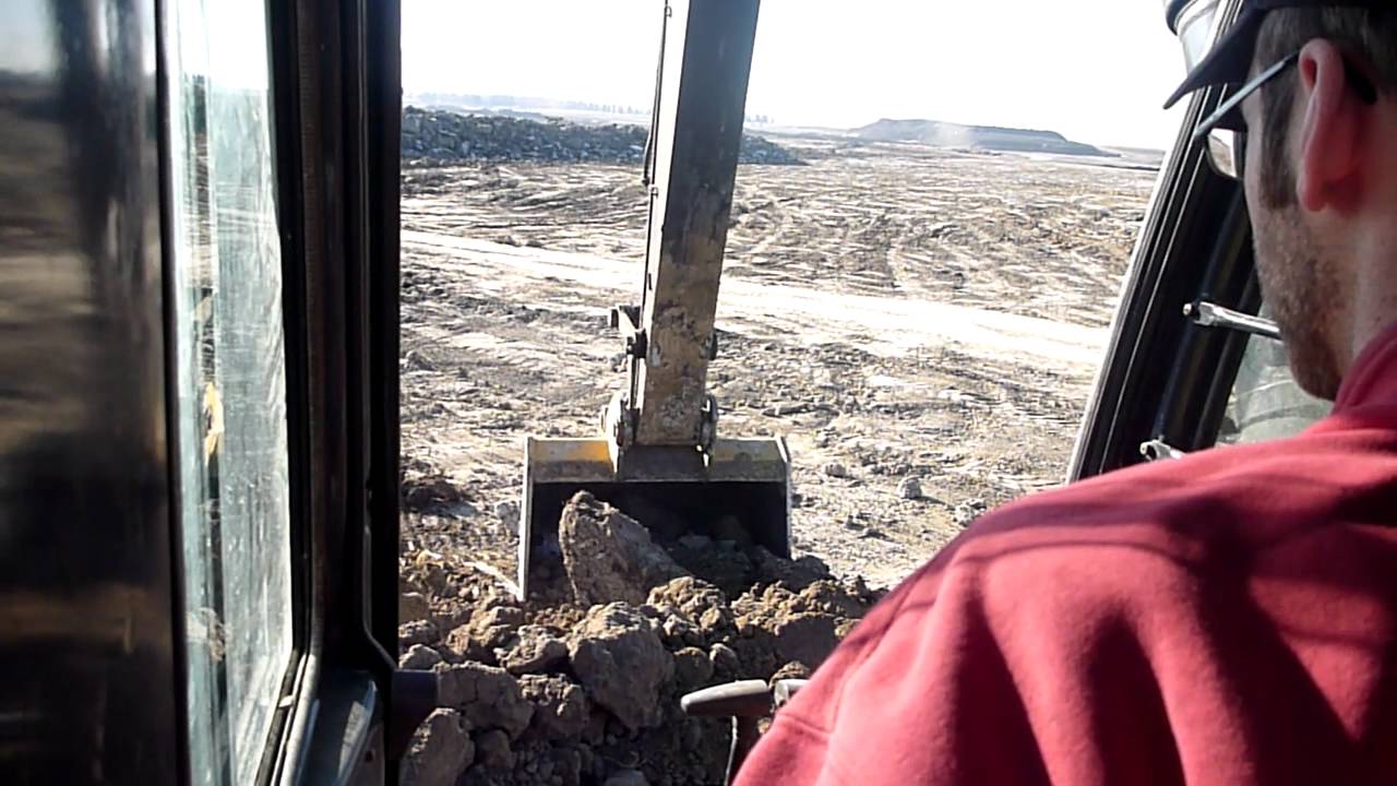 JD 330C LC Loading a HM400