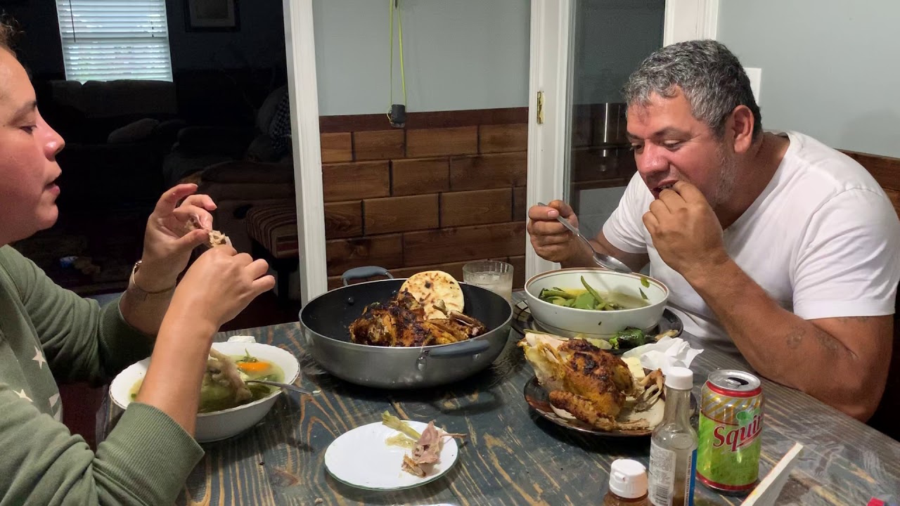 Rafael y Chulita Disfrutando Del Sopon De Montes Y Gallina Asada