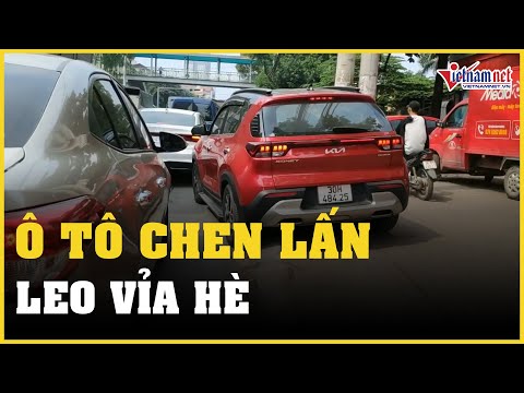 Video Hà Nội: Xe máy bất lực vì ô tô chen lấn, leo vỉa hè... - youtube