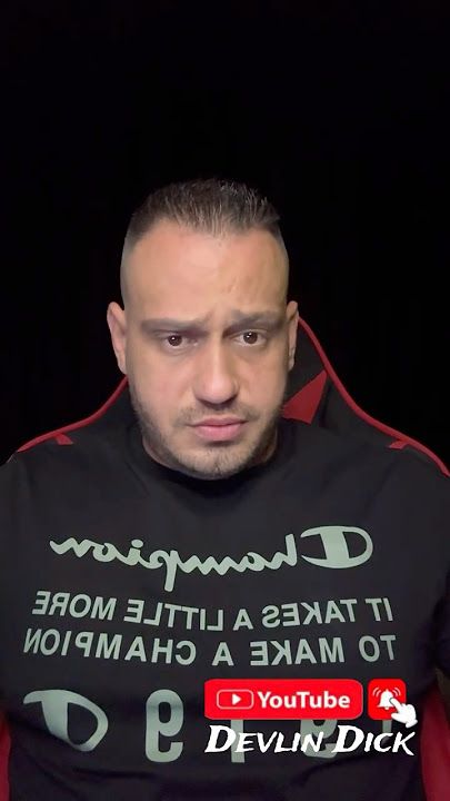 Үлкен мүшесі бар әдемі балапан