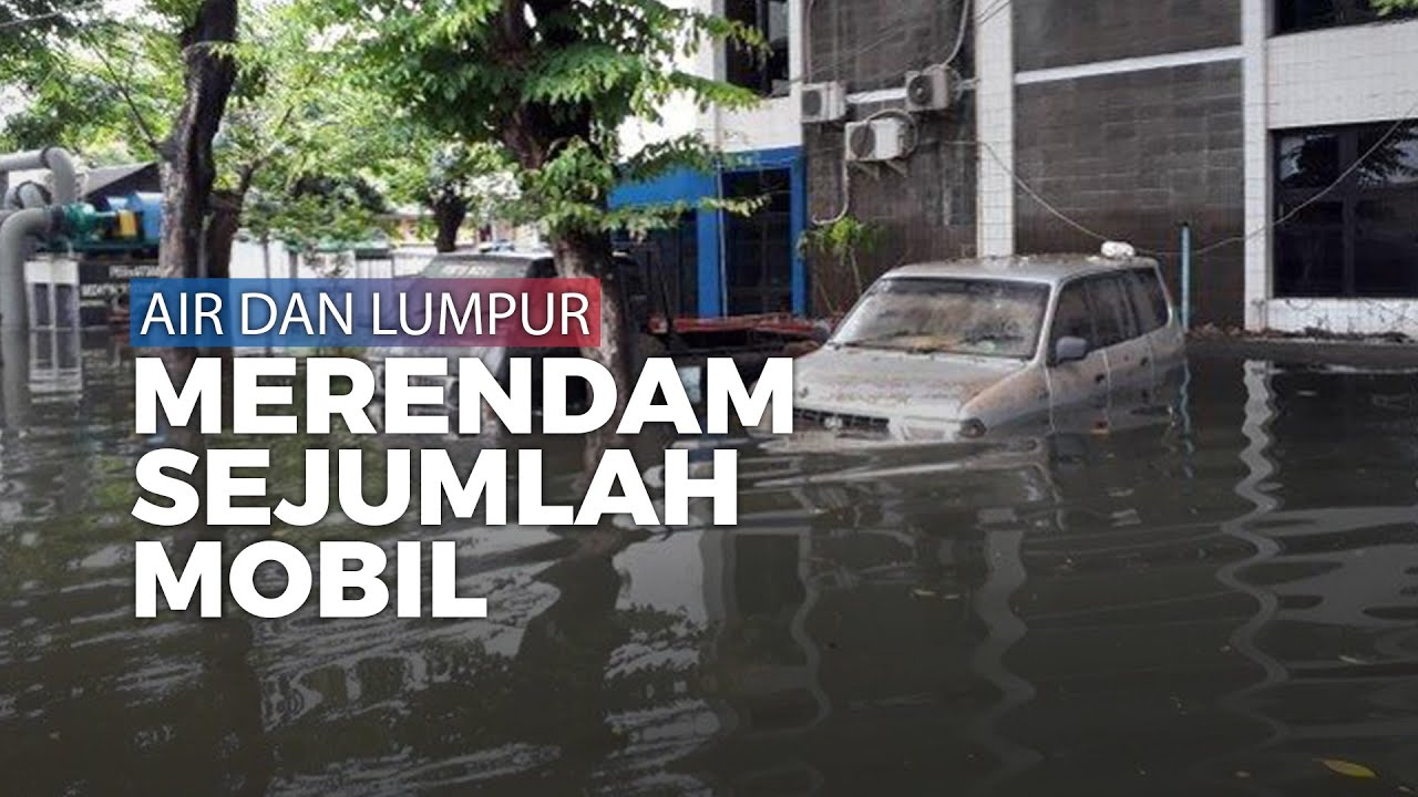 Pasca-Banjir di Jakarta Sejumlah Mobil Masih Terendam Air Lumpur di