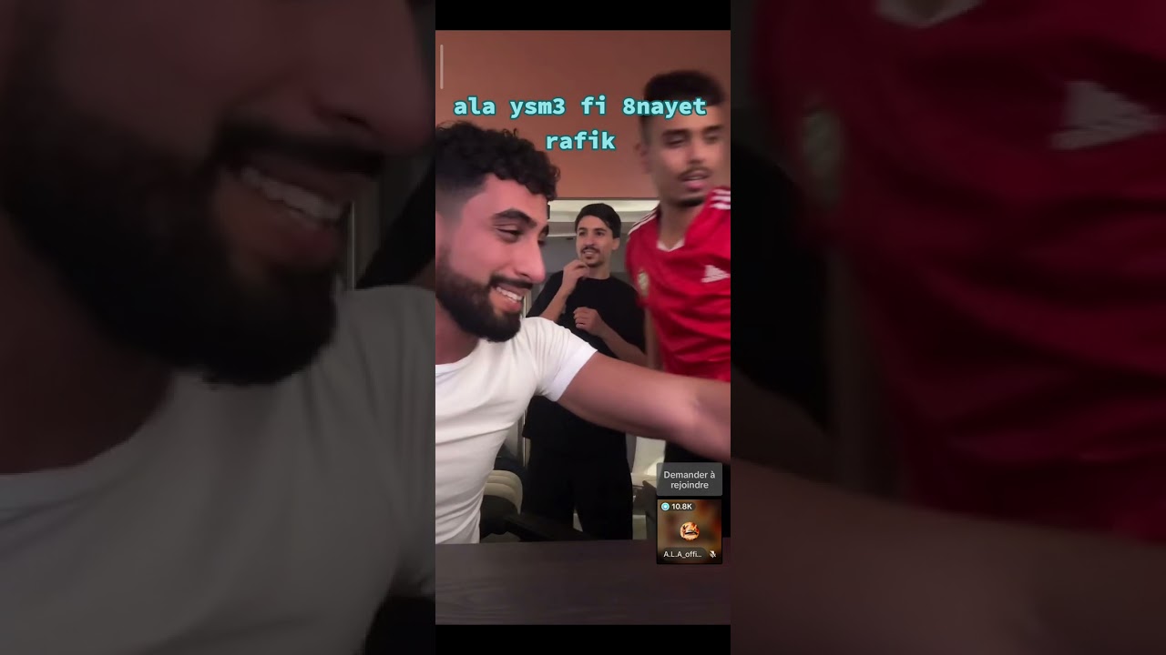 علاء يسمع في غنايات رفيق ، شبعة ضحك هههه