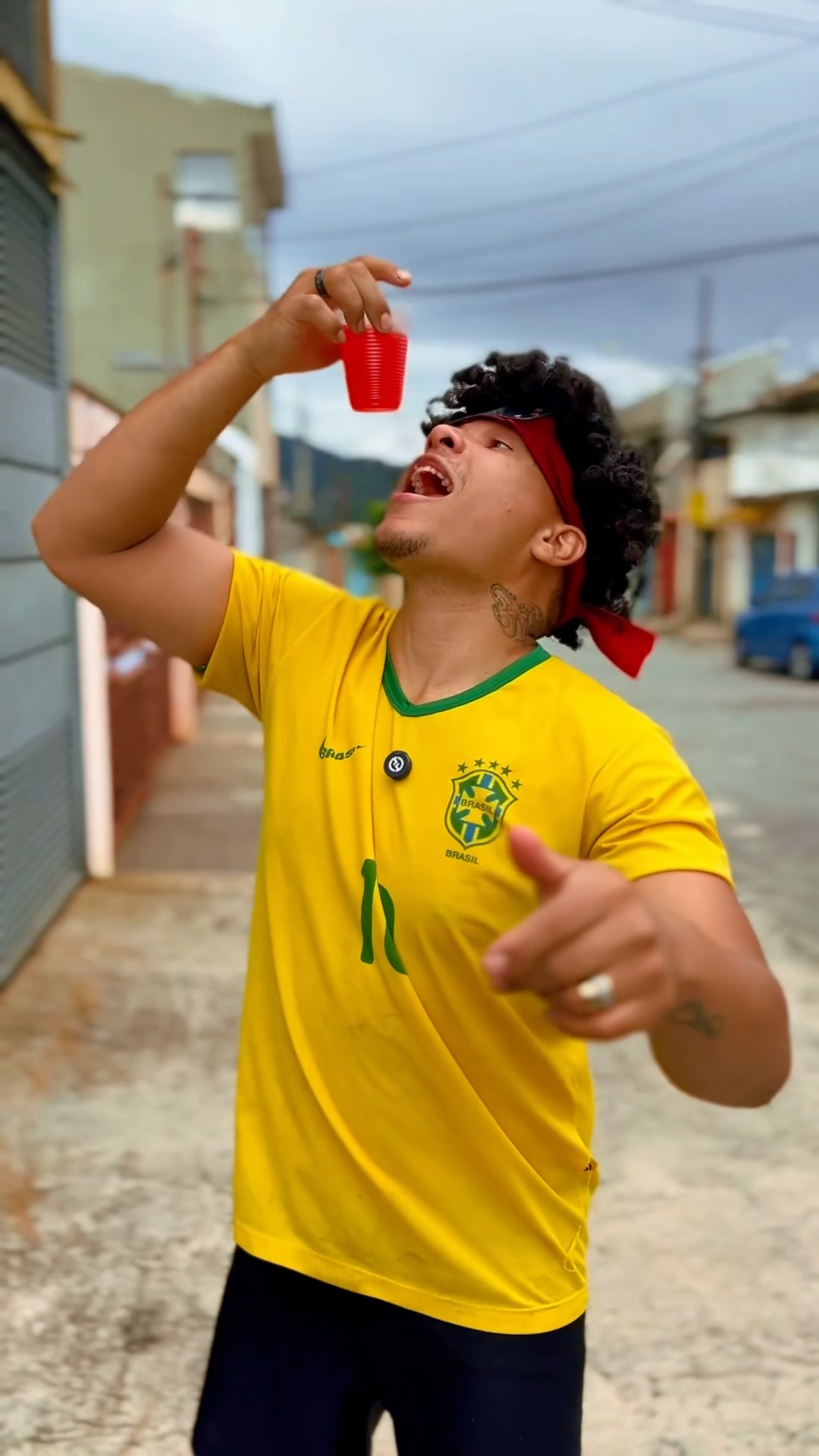 TOMANDO SUCO DE UM JEITO DIFERENTE ? #shorts