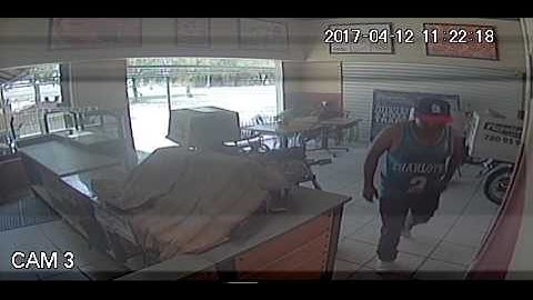 Captan en video asalto a pizzería con lujo de violencia en León (2/2)