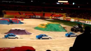 Monster jam Racing Miami 2011-Mohawk Warrior vs El Toro Loco